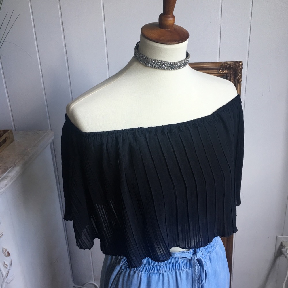 OFF THE SHOULDER PLEATED TOP